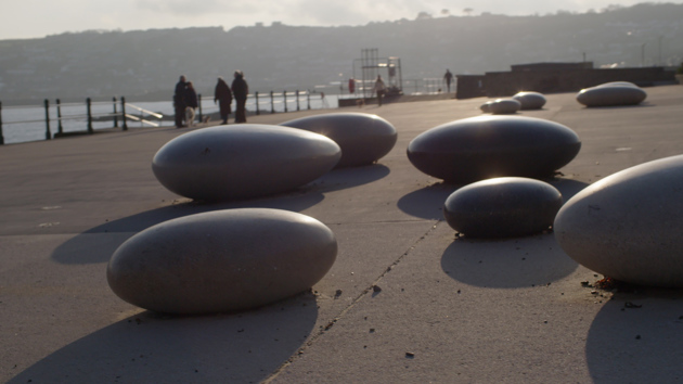 Promenade large pebbles
