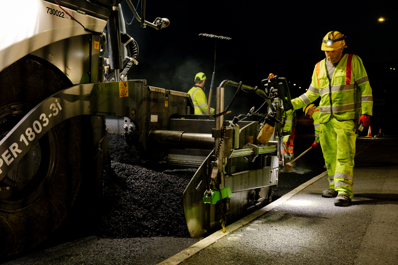Road laying machine